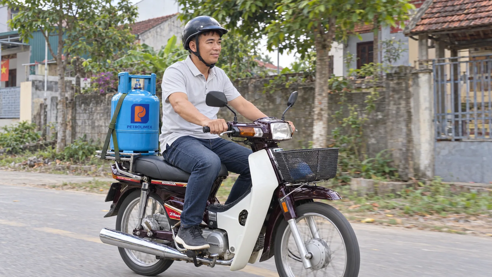 Người giao bình gas Petrolimex bằng xe máy Honda Dream trên đường làng tại Phú Thọ.